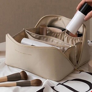کیف لوازم آرایشی جادار Spacious cosmetic bag